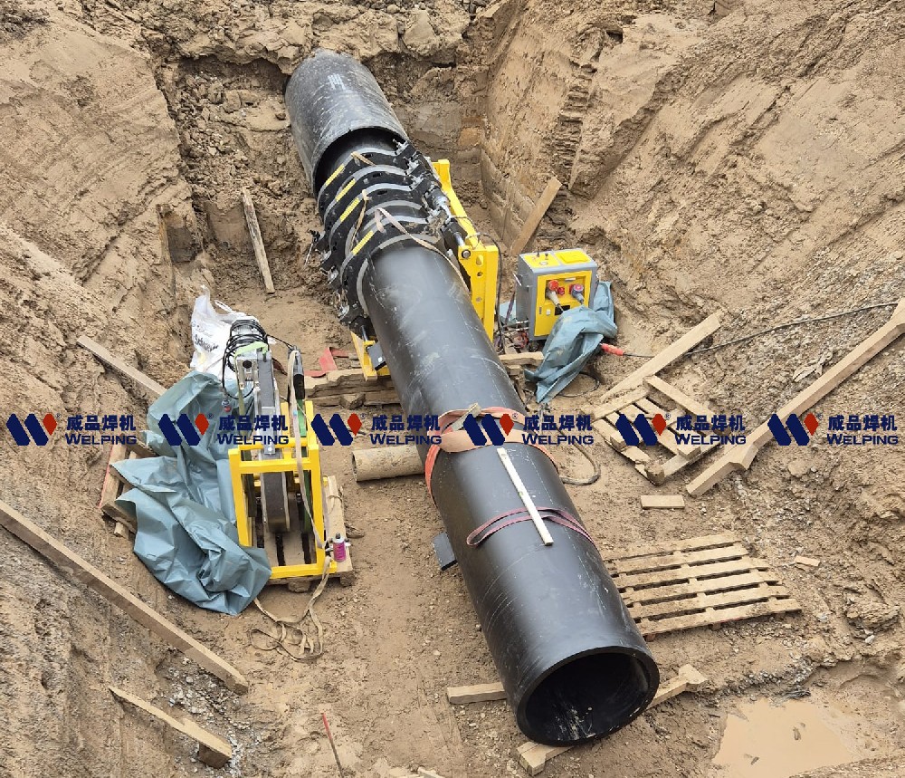 他们用汗水浇灌城市，更用智慧让每一块砖石都找到自己的位置